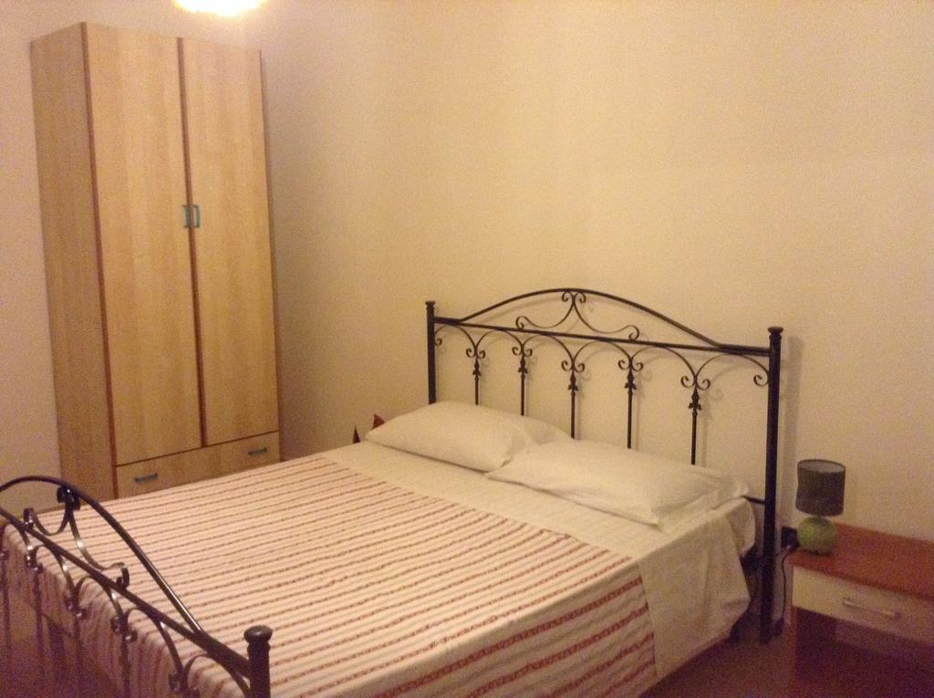 Casa Archimede Apartman Szirakúza Szoba fotó