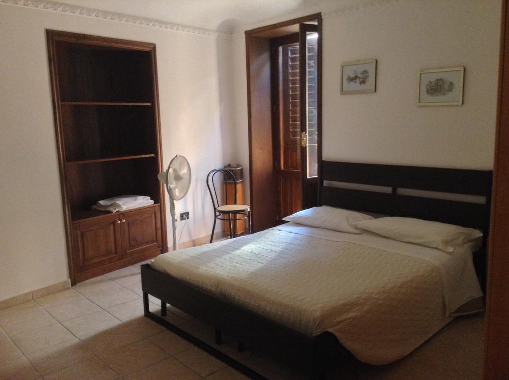 Casa Archimede Apartman Szirakúza Szoba fotó